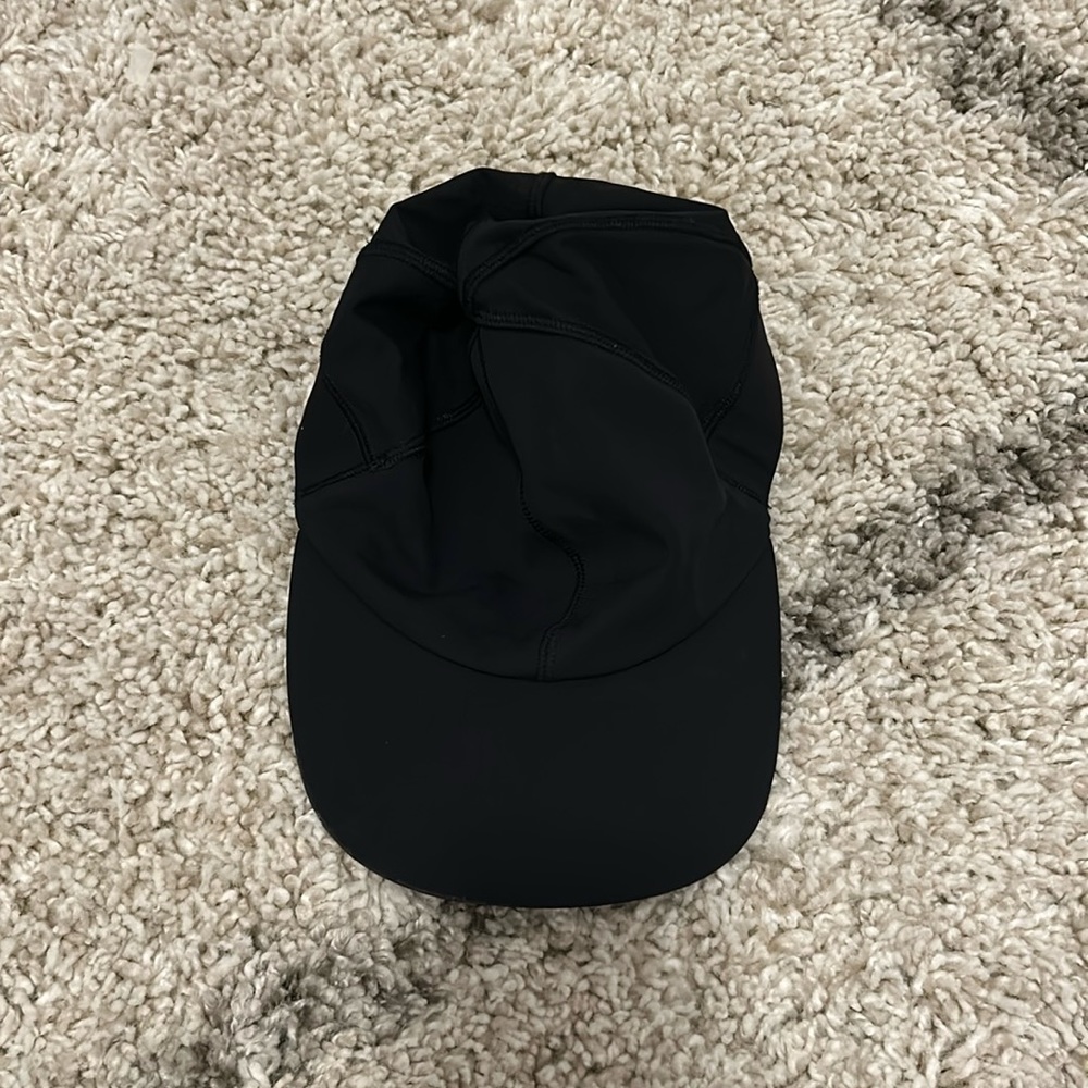 Black cute flexible breathable lululemon hat.